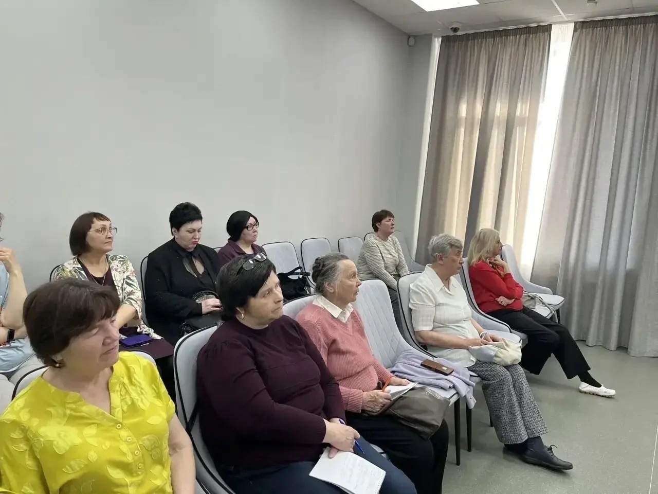 Фото к публикации: Будущие юристы и адвокат провели правовую встречу для пенсионеров в Центре активного долголетия
